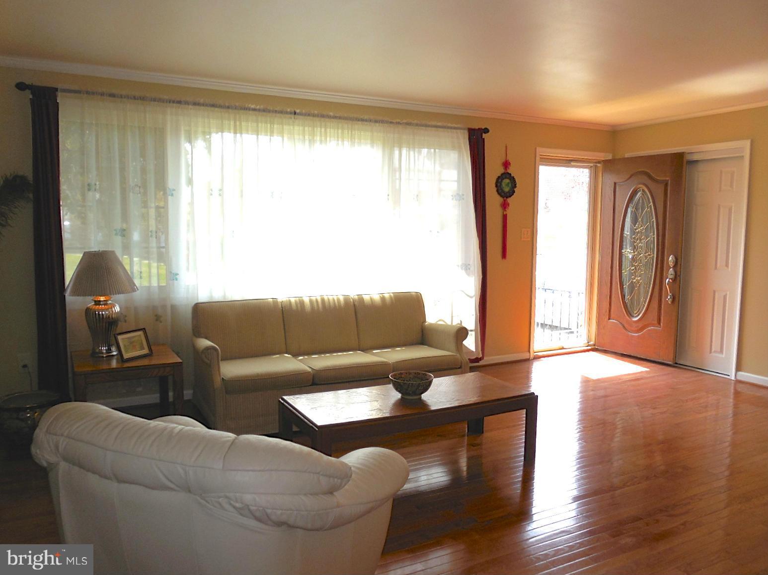 16 Felton Road Lutherville-Timonium, MD 21093 - Photo 4 of 30 Spacious living room