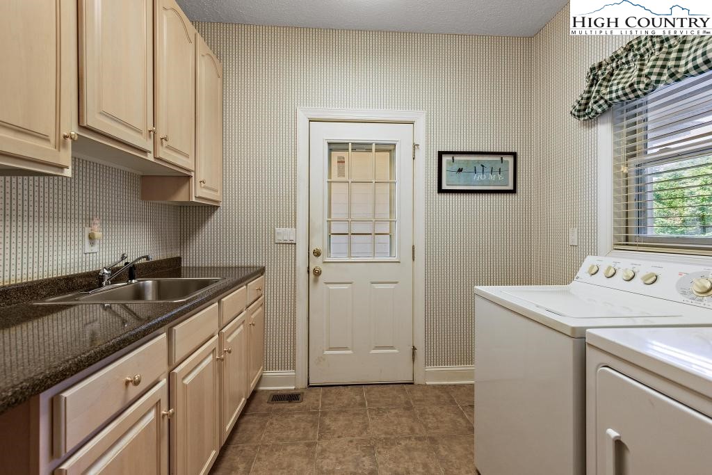 302 North Pinnacle Ridge Road Beech Mountain, NC 28604 - Photo 25 of 44 Gallery Image 25