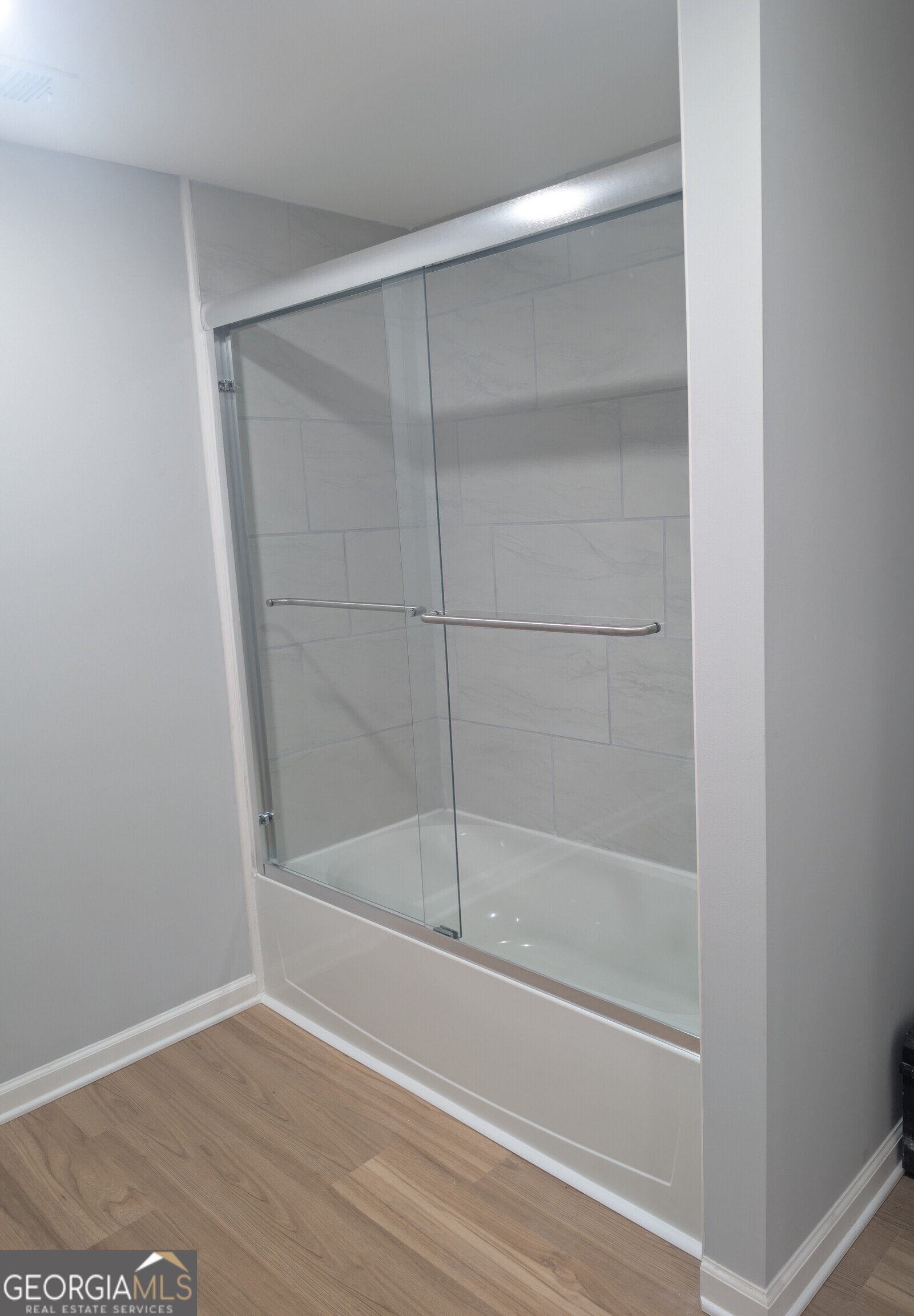 481 West Currahee Street Toccoa, GA 30577 - Photo 16 of 26 a bathroom with a bathtub