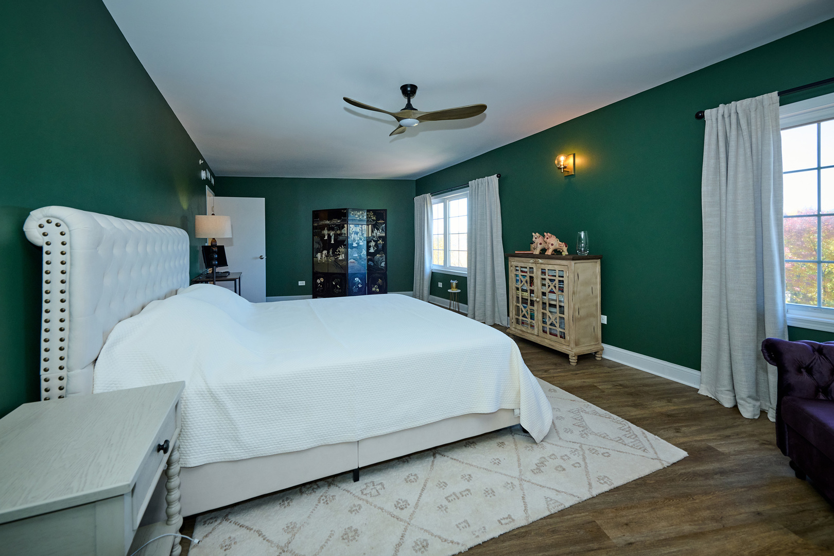 740 Creekside Drive, Unit 510 Mount Prospect, IL 60056 - Photo 22 of 48 a bedroom with a large bed and a large window