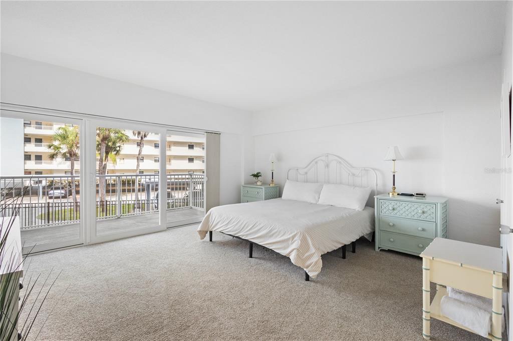 5830 Midnight Pass Road, Unit T22 Sarasota, FL 34242 - Photo 3 of 65 a spacious bedroom with a bed and a large window