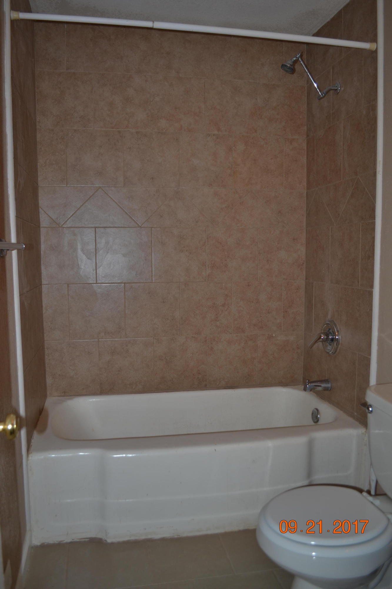 216 Haven Road Oliver Springs, TN 37840 - Photo 17 of 23 Tiled tub surround