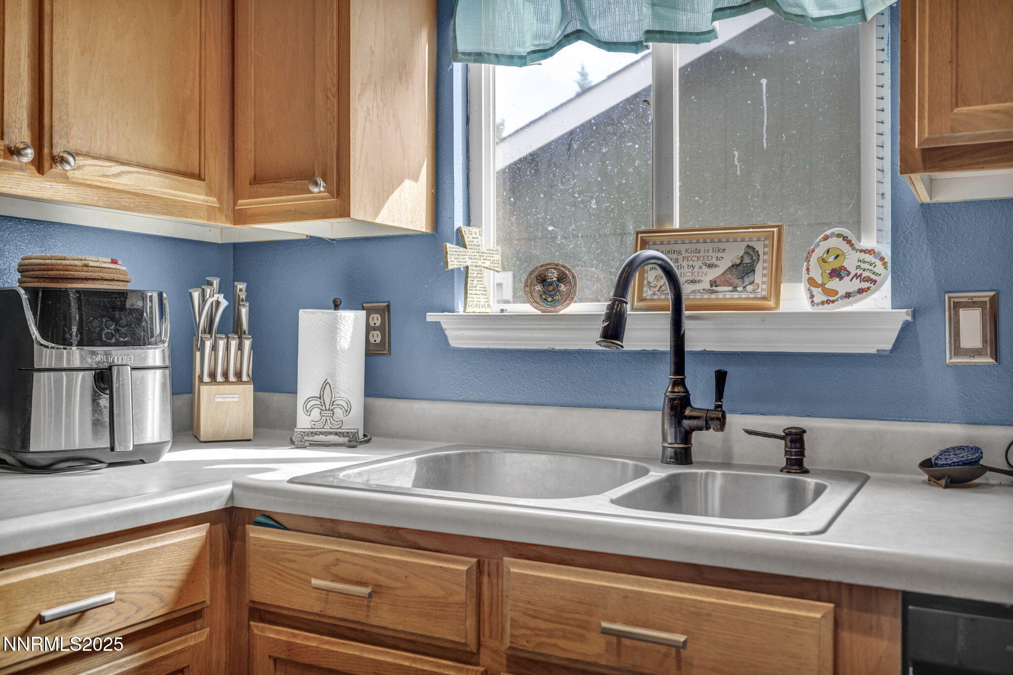 572 Spur Way Fernley, NV 89408 - Photo 10 of 48 a kitchen with stainless steel appliances granite countertop a sink and cabinets