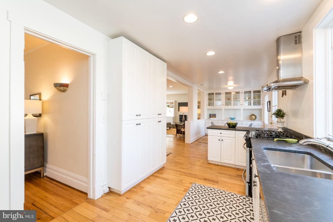 505 Hawthorn Road Baltimore, MD 21210 - Photo 9 of 46