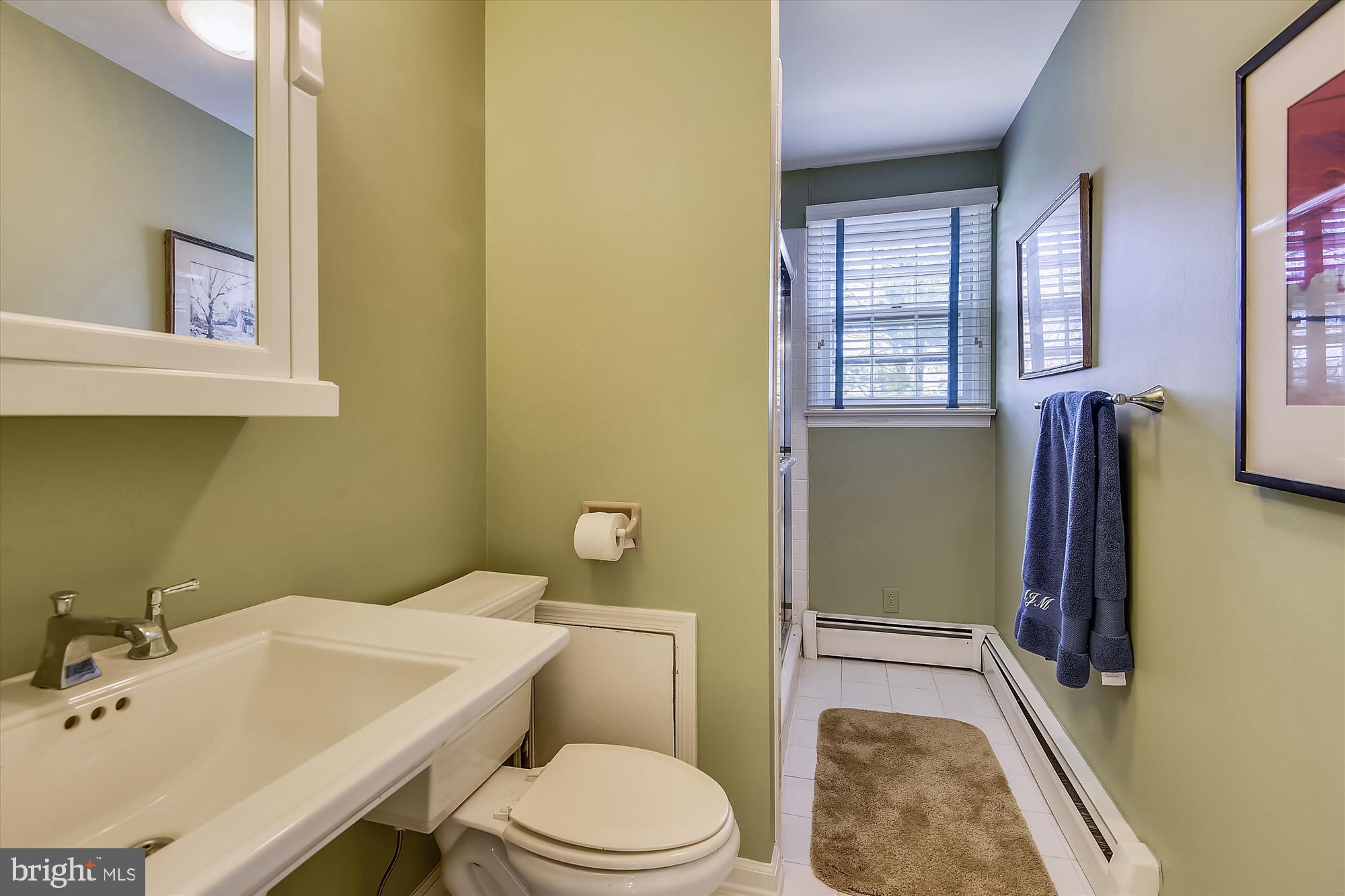 20209 St Louis Road Purcellville, VA 20132 - Photo 42 of 62 a bathroom with a sink a toilet and tub