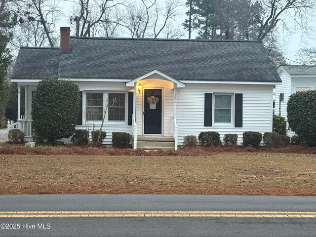 $425,000 | 1006 Lakeshore Drive, Lake Waccamaw, NC 28450