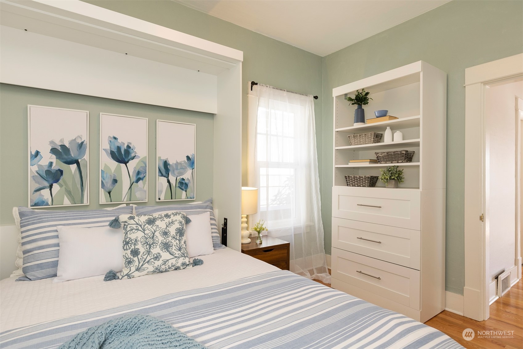 110 North 76th Street Seattle, WA 98103 - Photo 22 of 36 a bedroom with a bed and a window