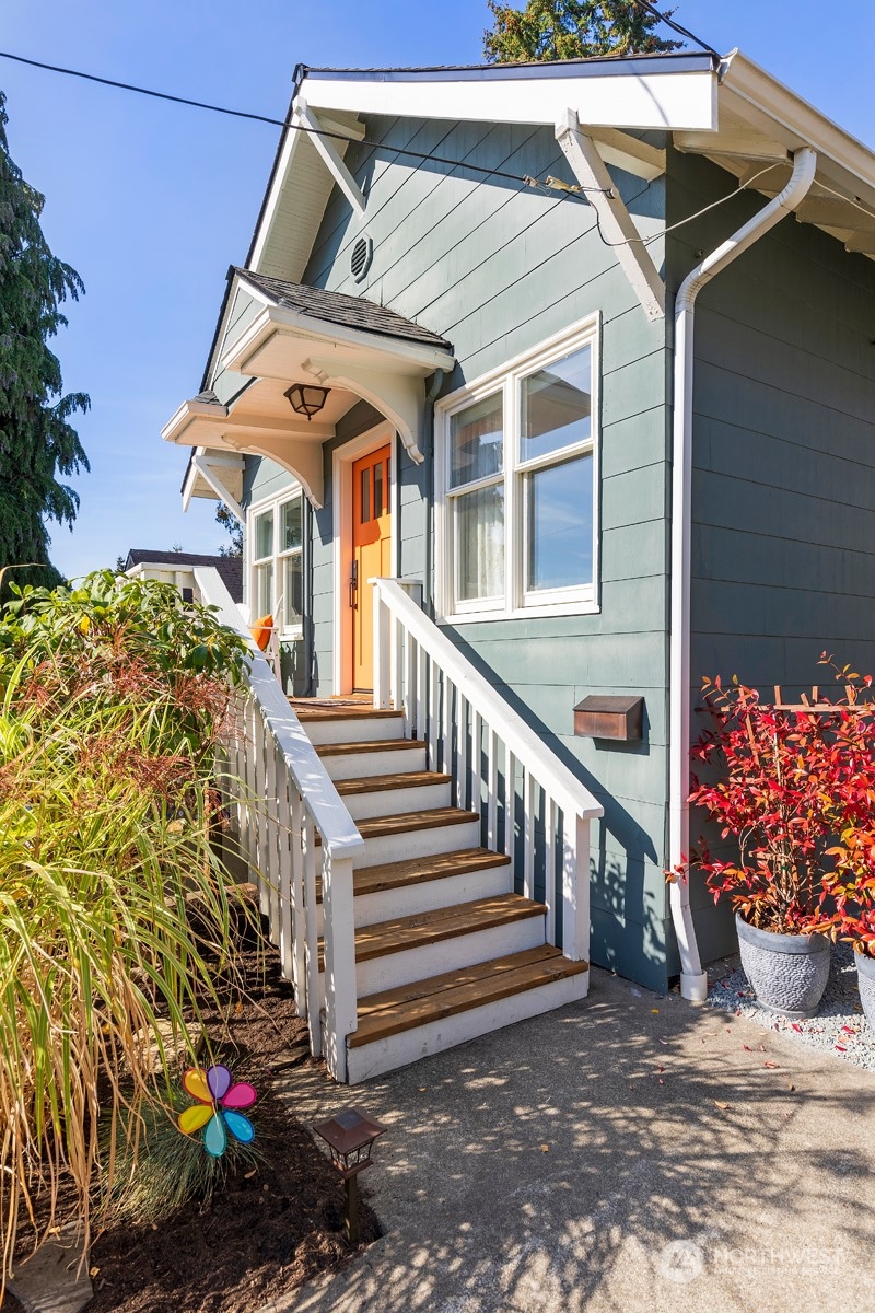 110 North 76th Street Seattle, WA 98103 - Photo 34 of 36 a front view of a house with a yard