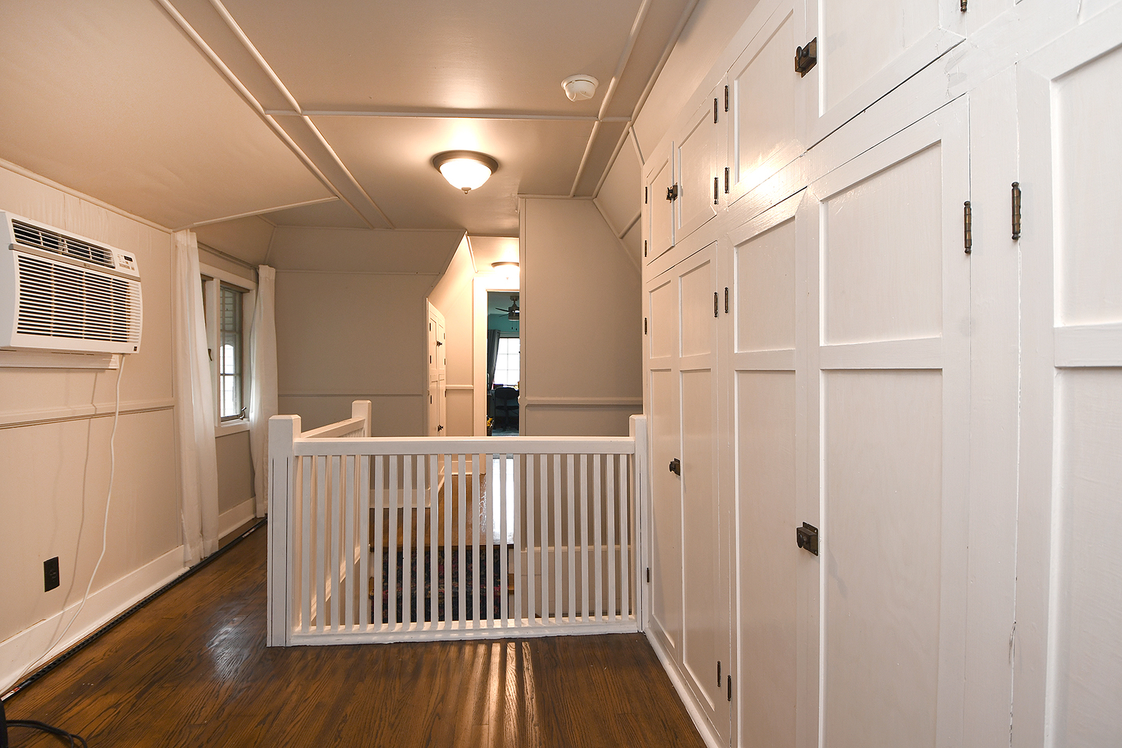2114 Evans Road Flossmoor, IL 60422 - Photo 26 of 31 a view of a hallway with wooden floor and entryway