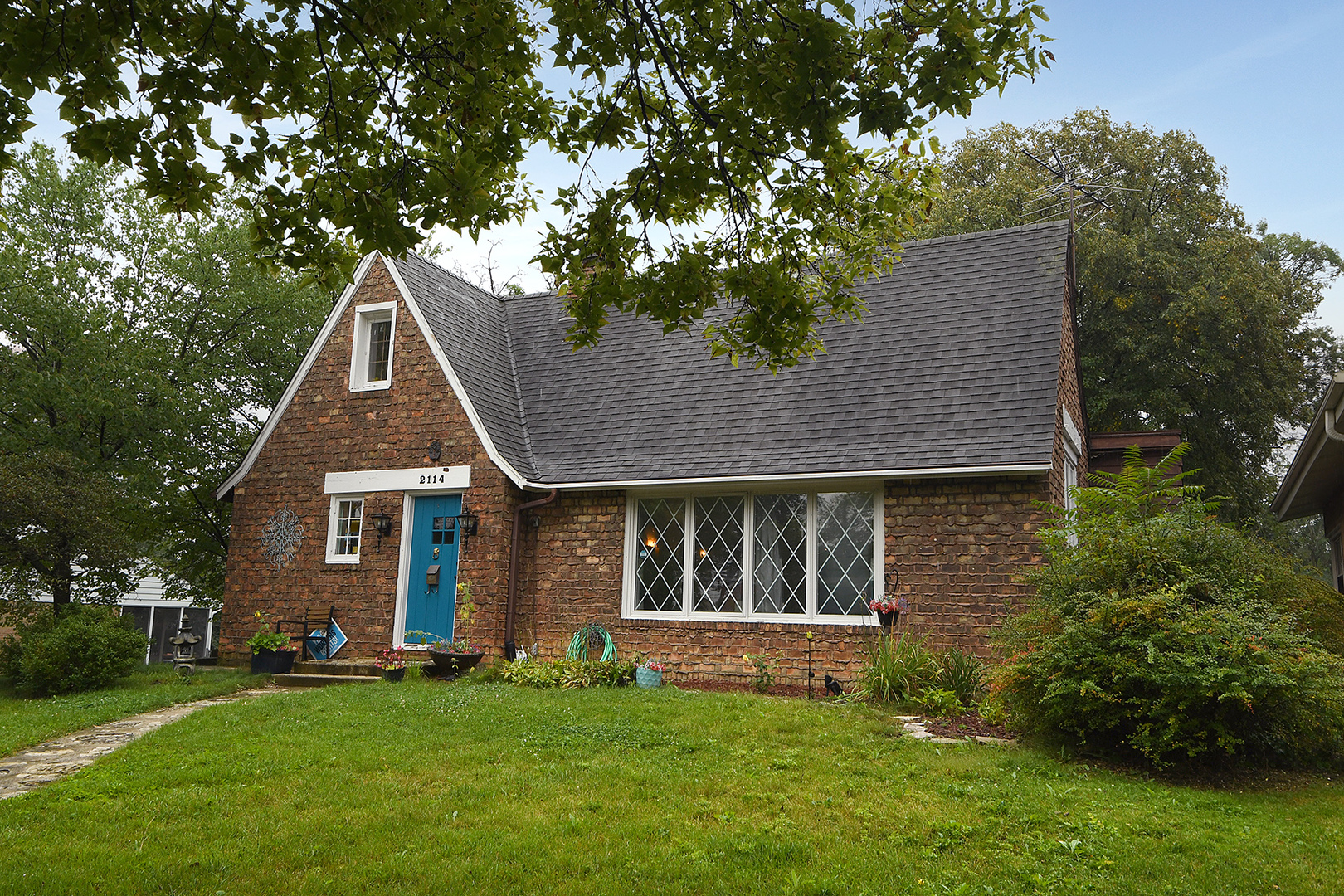 2114 Evans Road Flossmoor, IL 60422 - Photo 3 of 31 a front view of a house with a yard