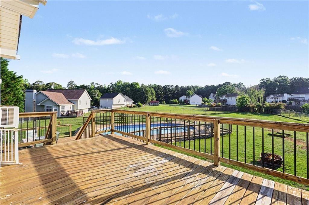 302 Fairview Lane Dallas, GA 30157 - Photo 23 of 26 a view of a balcony with wooden floor and fence
