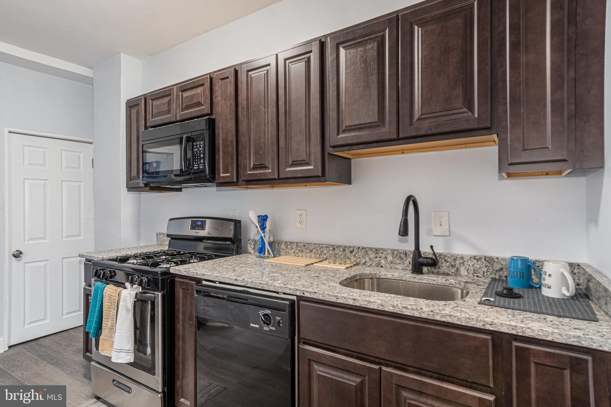 4414 Belair Road Baltimore, MD 21206 - Photo 15 of 55 Gas cooking