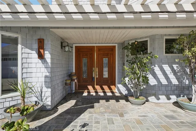 a view of entryway livingroom and hall