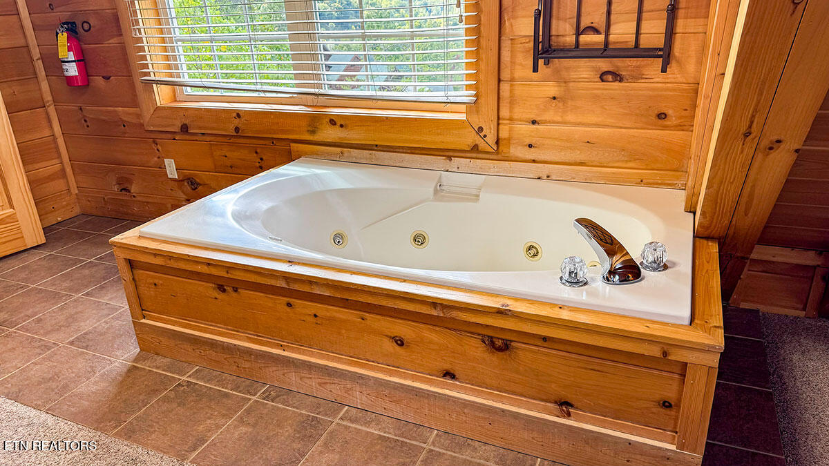 1352 Timberwolf Way Sevierville, TN 37876 - Photo 14 of 41 rental-cabin-16