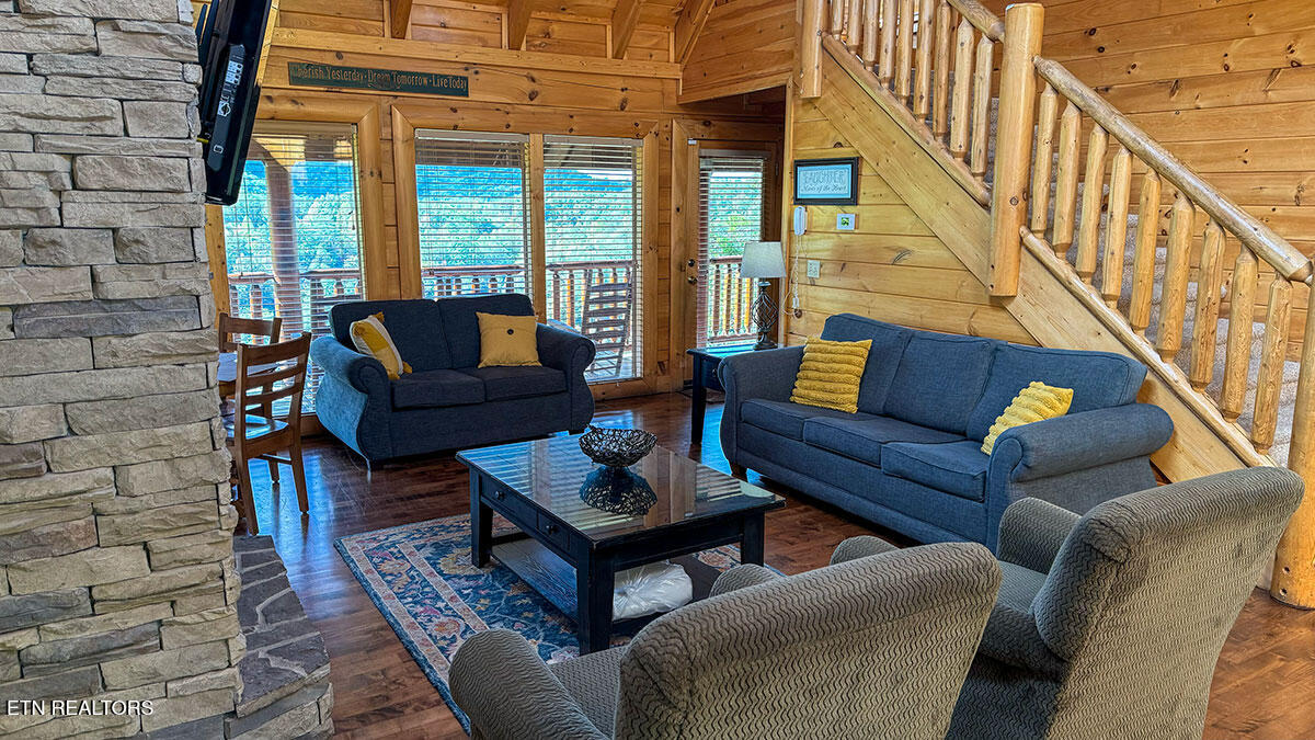 1352 Timberwolf Way Sevierville, TN 37876 - Photo 4 of 41 rental-cabin-04