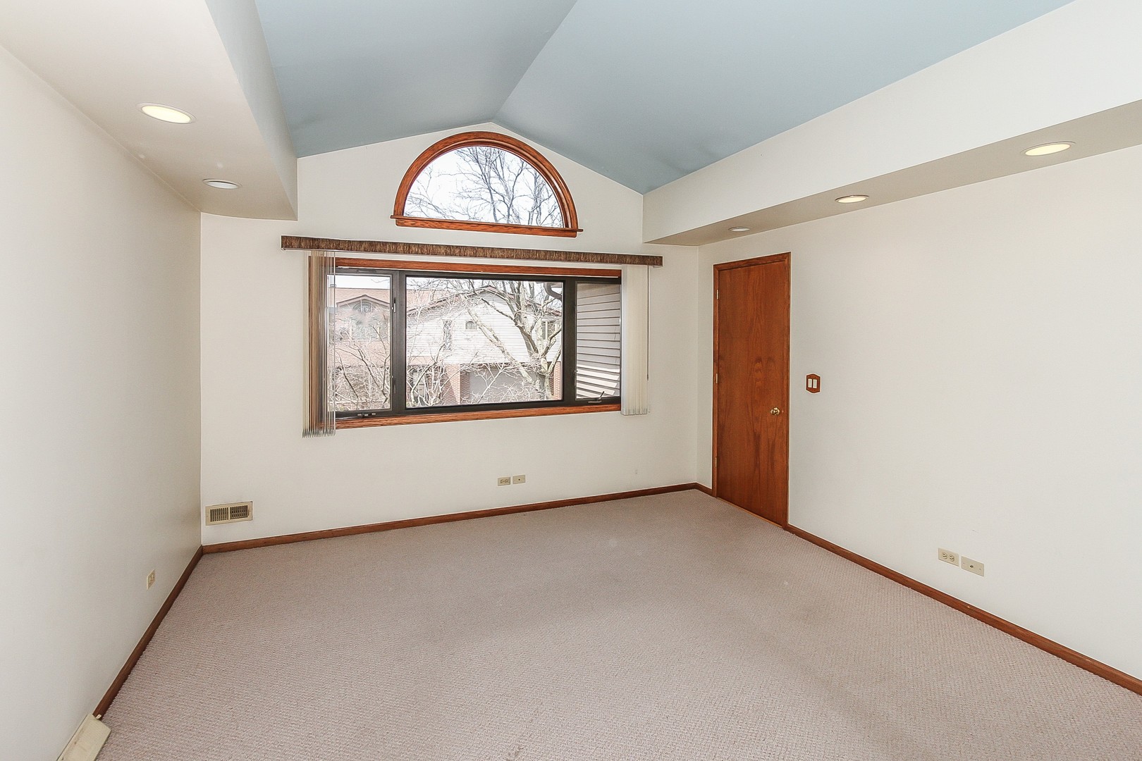 70 South Dee Road, Unit A Park Ridge, IL 60068 - Photo 10 of 20 an empty room with a window and mirror