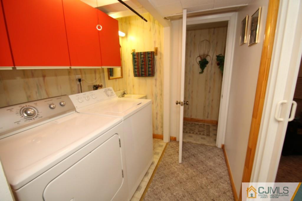 16 Gales Road Edison, NJ 08837 - Photo 22 of 25 a utility room with dryer and washer