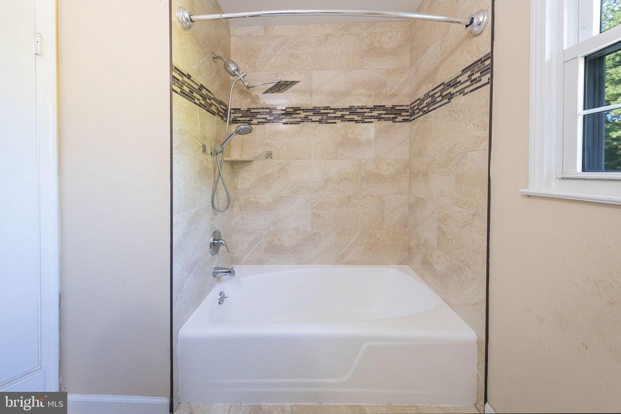 7104 Bock Road Fort Washington, MD 20744 - Photo 31 of 46 Upper Level Bathroom w Shower Tub