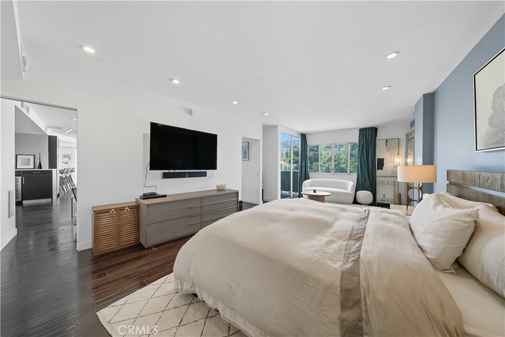 7250 Franklin Avenue, Unit 1203 Los Angeles, CA 90046 - Photo 21 of 37 a living room with furniture and a flat screen tv