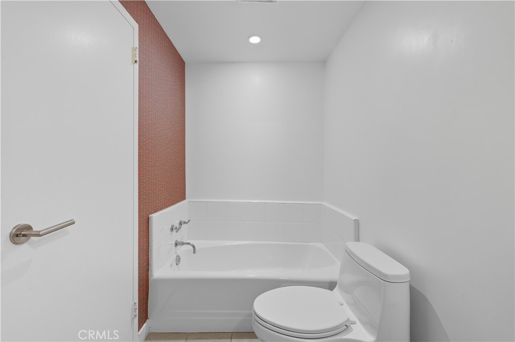 7250 Franklin Avenue, Unit 1203 Los Angeles, CA 90046 - Photo 25 of 37 a bathroom with a toilet and a bath tub