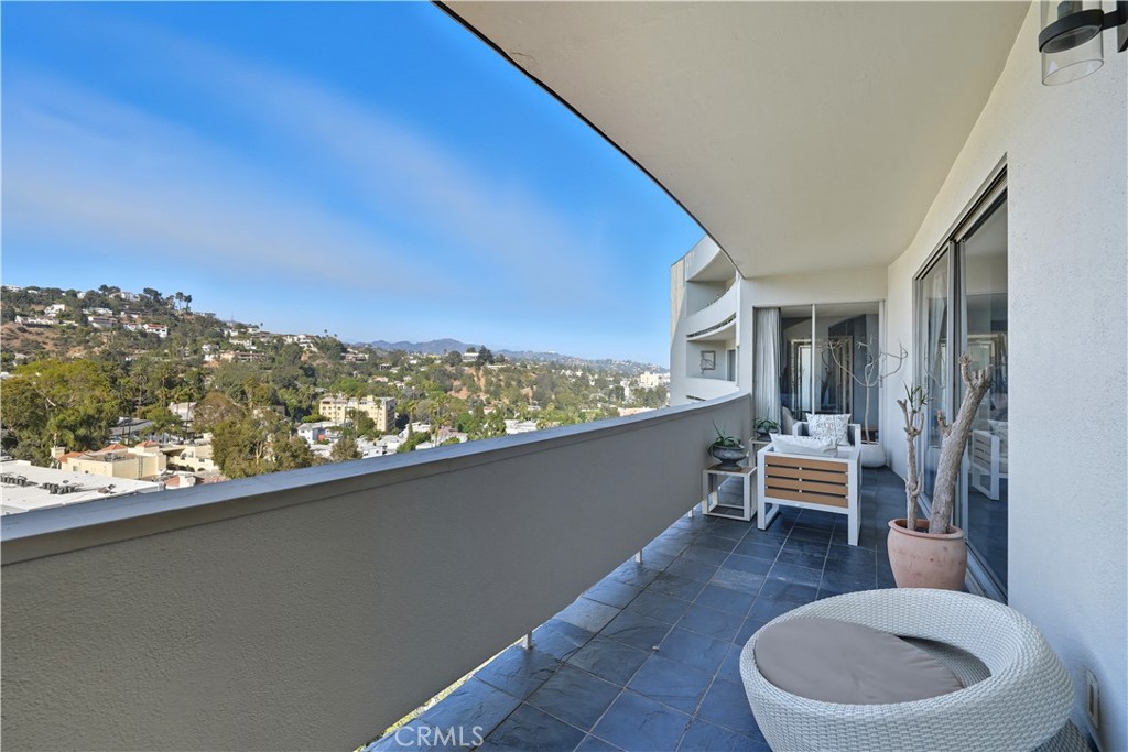 7250 Franklin Avenue, Unit 1203 Los Angeles, CA 90046 - Photo 10 of 37 a view of outdoor space and living room