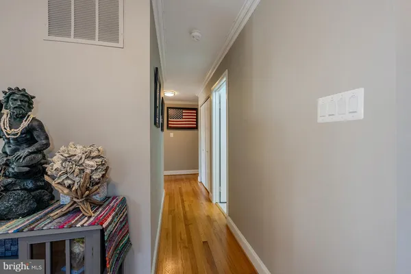 a very nice looking room with a chair