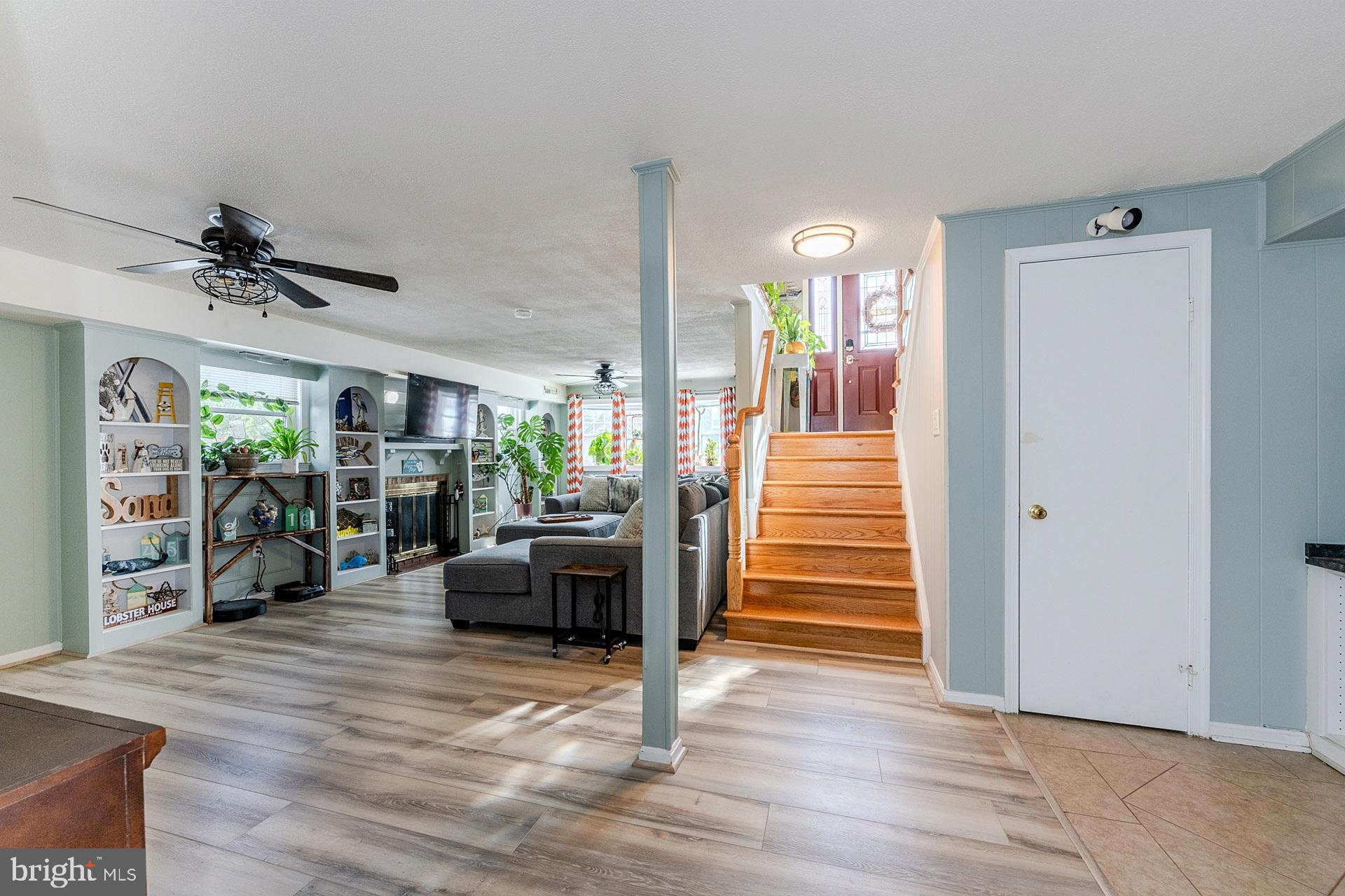 6112 Harmon Place Springfield, VA 22152 - Photo 22 of 33 a view of a livingroom with hardwood floor and a ceiling fan