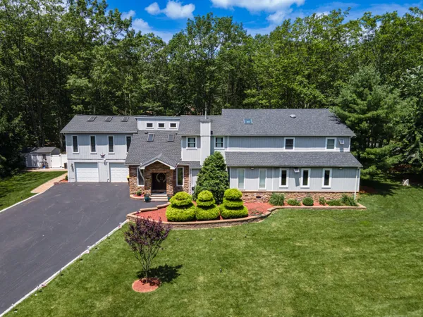 $769,999 | 1555 Longleaf Drive, Effort, PA 18330