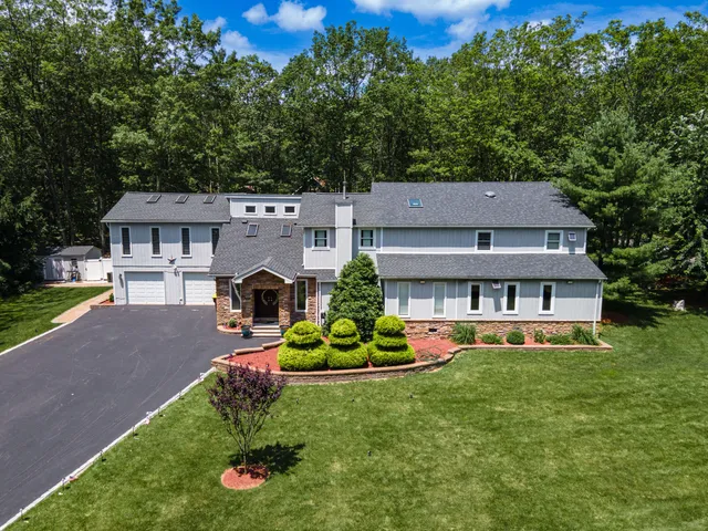 $769,999 | 1555 Longleaf Drive, Effort, PA 18330