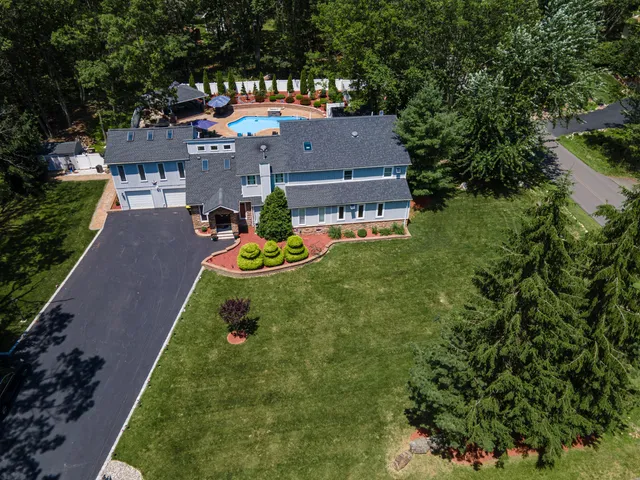 $769,999 | 1555 Longleaf Drive, Effort, PA 18330