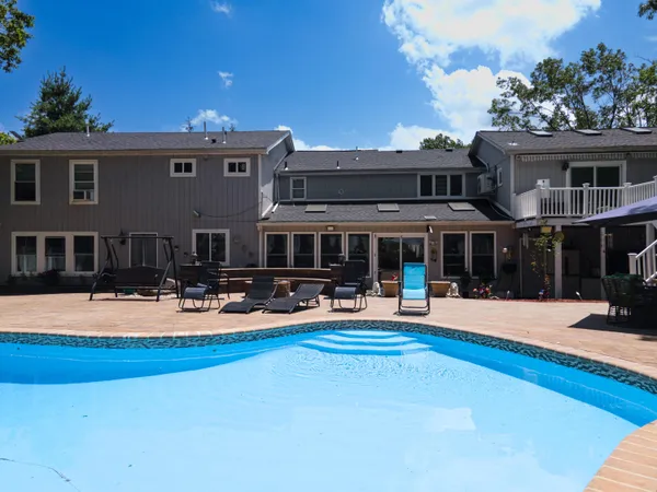 $725,000 | 1555 Longleaf Drive, Effort, PA 18330