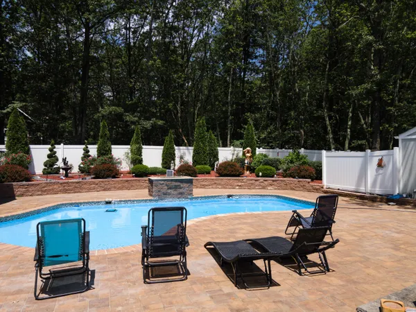 $725,000 | 1555 Longleaf Drive, Effort, PA 18330