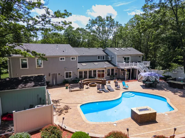 $769,999 | 1555 Longleaf Drive, Effort, PA 18330