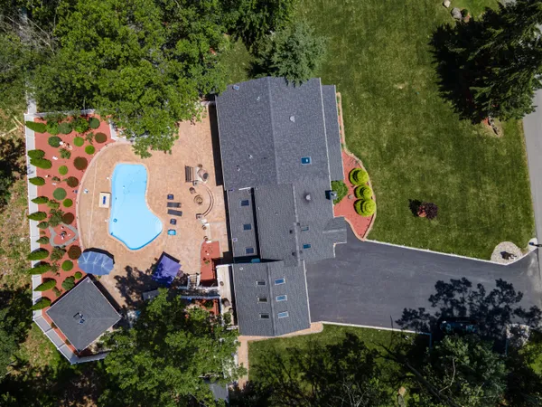 $725,000 | 1555 Longleaf Drive, Effort, PA 18330