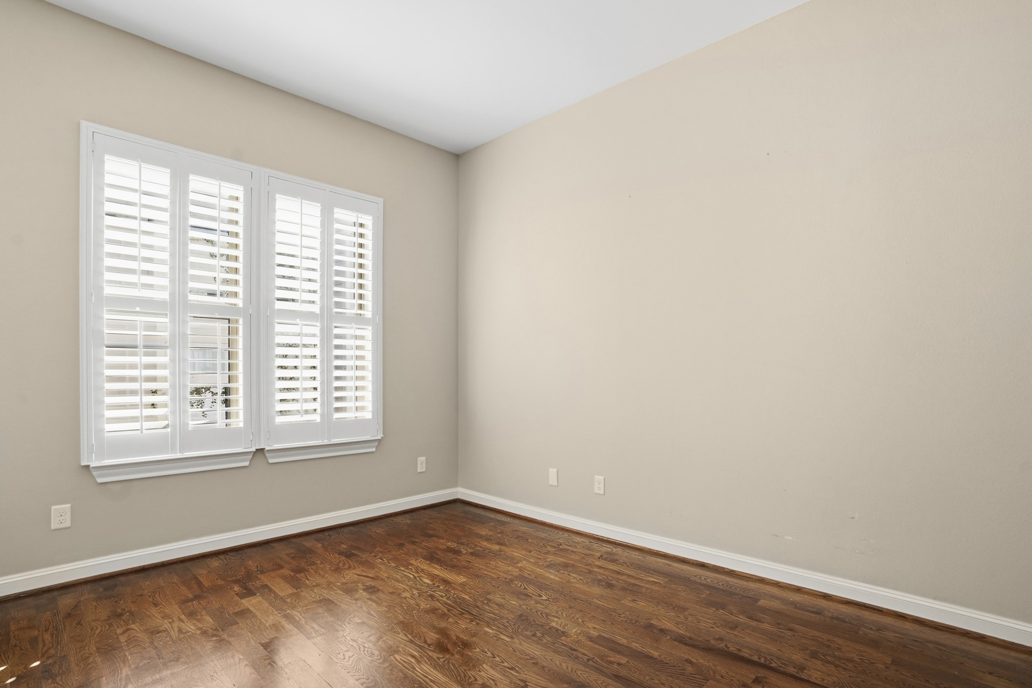 2843 Rusk Street Houston, TX 77003 - Photo 16 of 29 Spacious bedroom on 3rd floor with 8 foot doorways