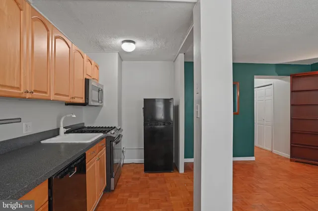a view of entryway with bathroom