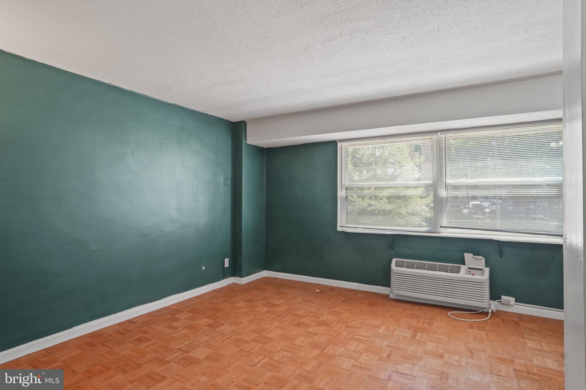 1801 Clydesdale Place Northwest, Unit 420 Washington, DC 20009 - Photo 14 of 33 an empty room with a window