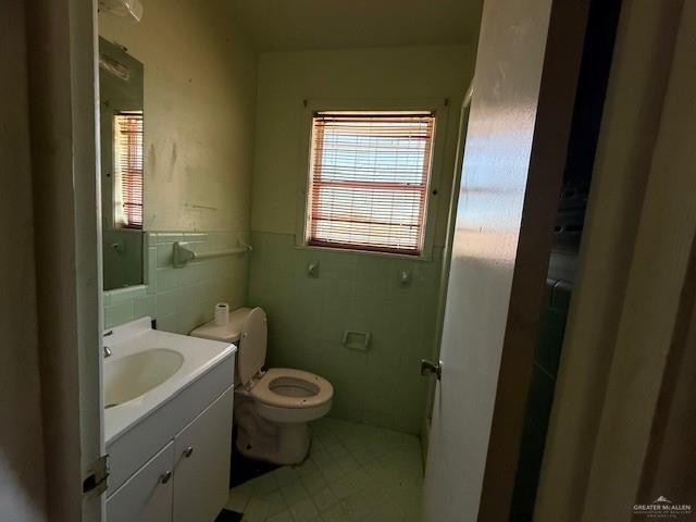 1606 North Grant Street Roma, TX 78584 - Photo 10 of 16 a bathroom with a bathtub toilet and sink