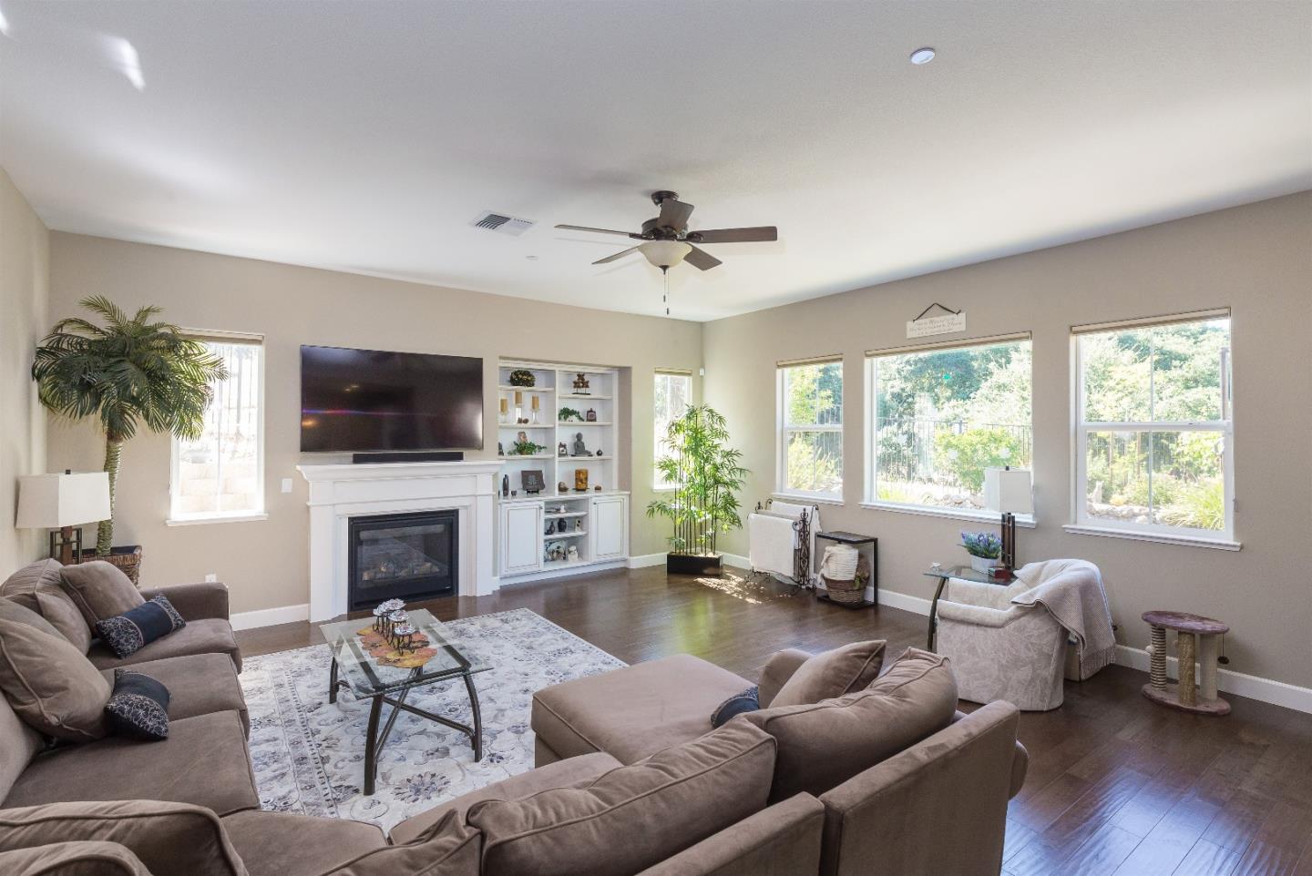1990 Lavender Way Gilroy, CA 95020 - Photo 3 of 23 Gallery Image 3
