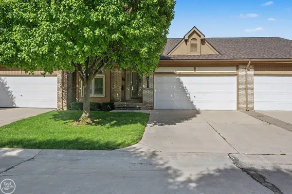 $229,900 | 35914 Fierimonte Drive, Unit 16 BLDG 4, Clinton Township, MI 48035