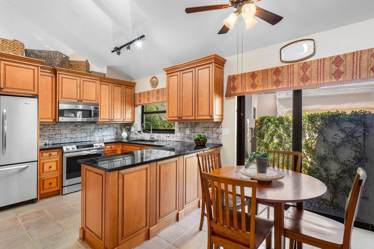 17468 Vía Capri Boca Raton, FL 33496 - Photo 11 of 43 Kitchen