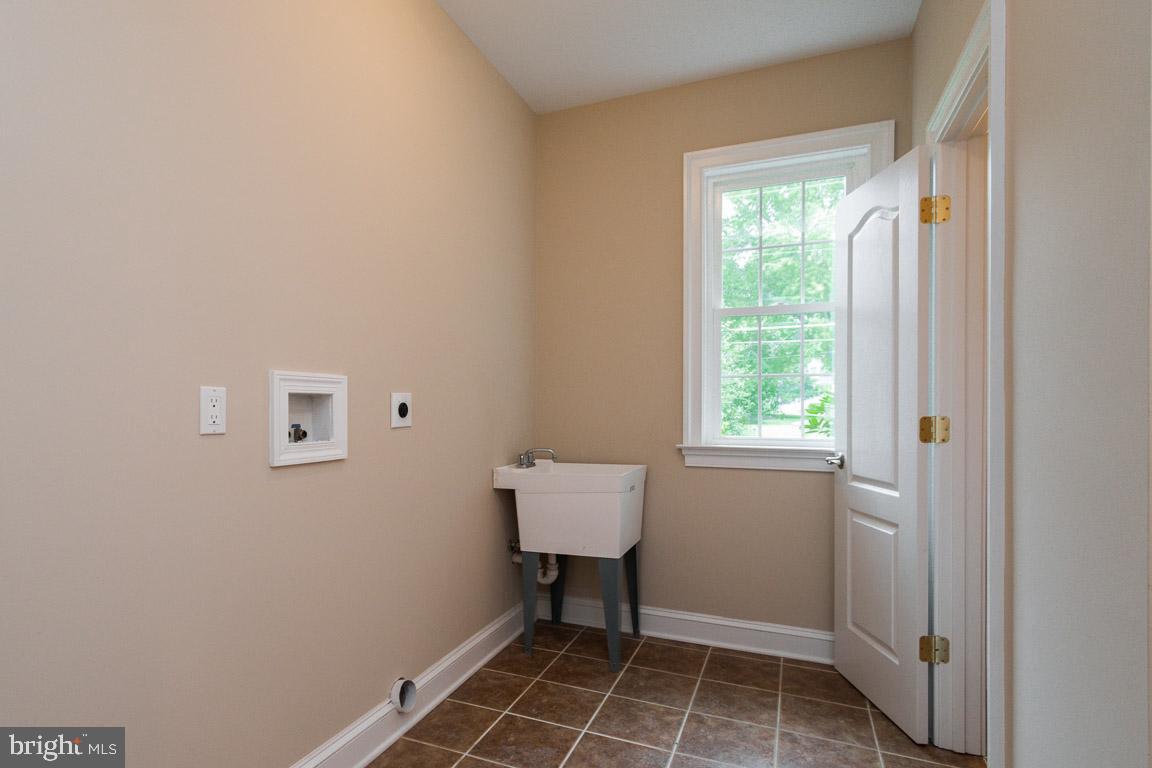 313 Adahi Road Southeast Vienna, VA 22180 - Photo 11 of 82 Gallery Image 11