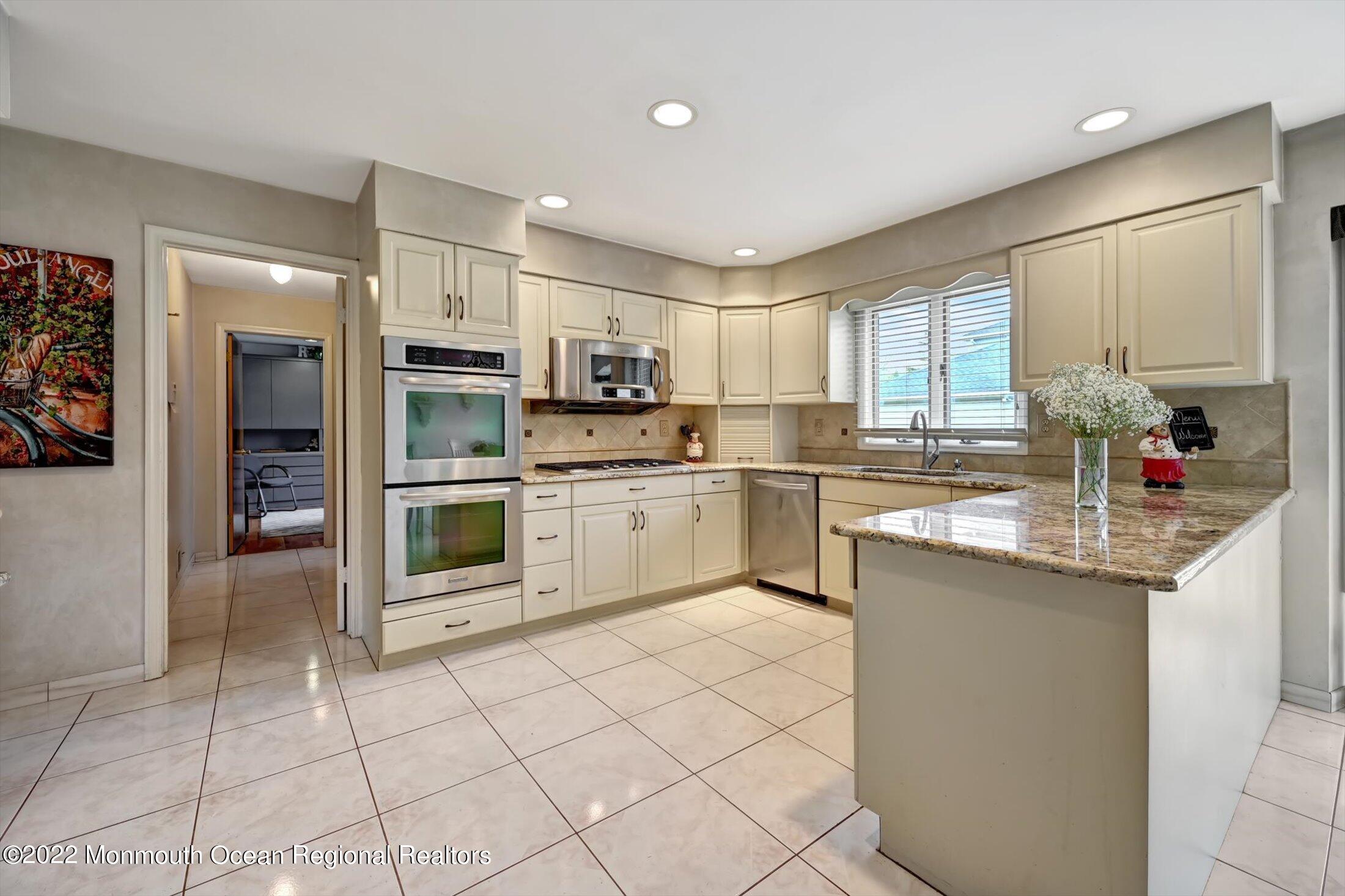 1 Nancy Road Marlboro, NJ 07746 - Photo 12 of 40 12-22116293