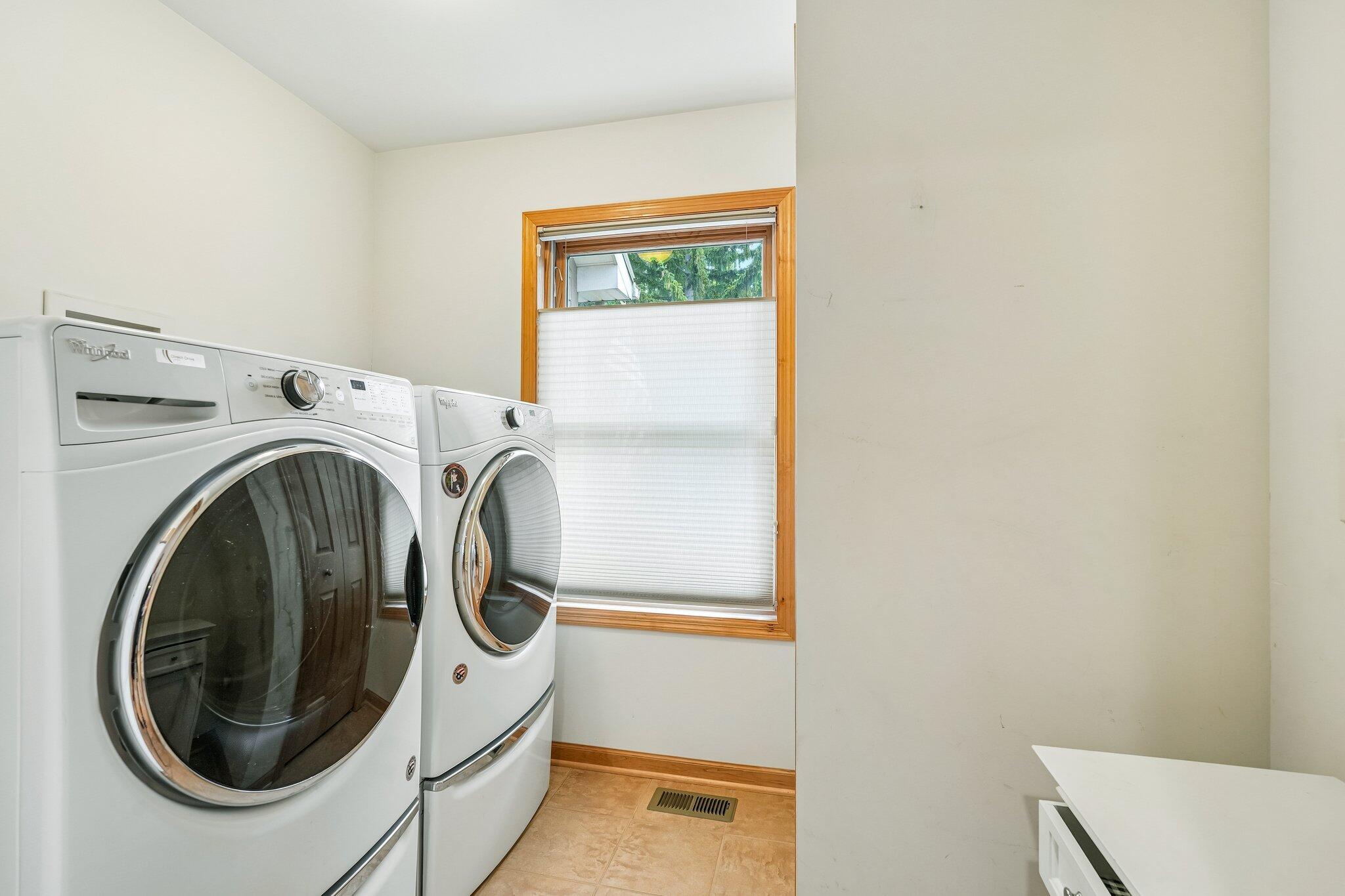 8040 West S County Line Road Franklin, WI 53132 - Photo 18 of 49 Laundry room