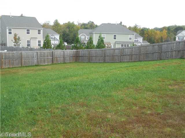 3535 Lamplight Way High Point, NC 27265 - Photo 4 of 16 Yard/Garden.