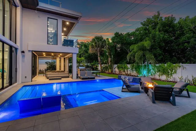 $6,895,000 | 245 Northeast 6th Court, Boca Raton, FL 33432