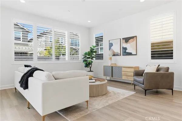 a view of a front of house with a yard