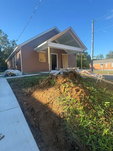 a view of a house with backyard