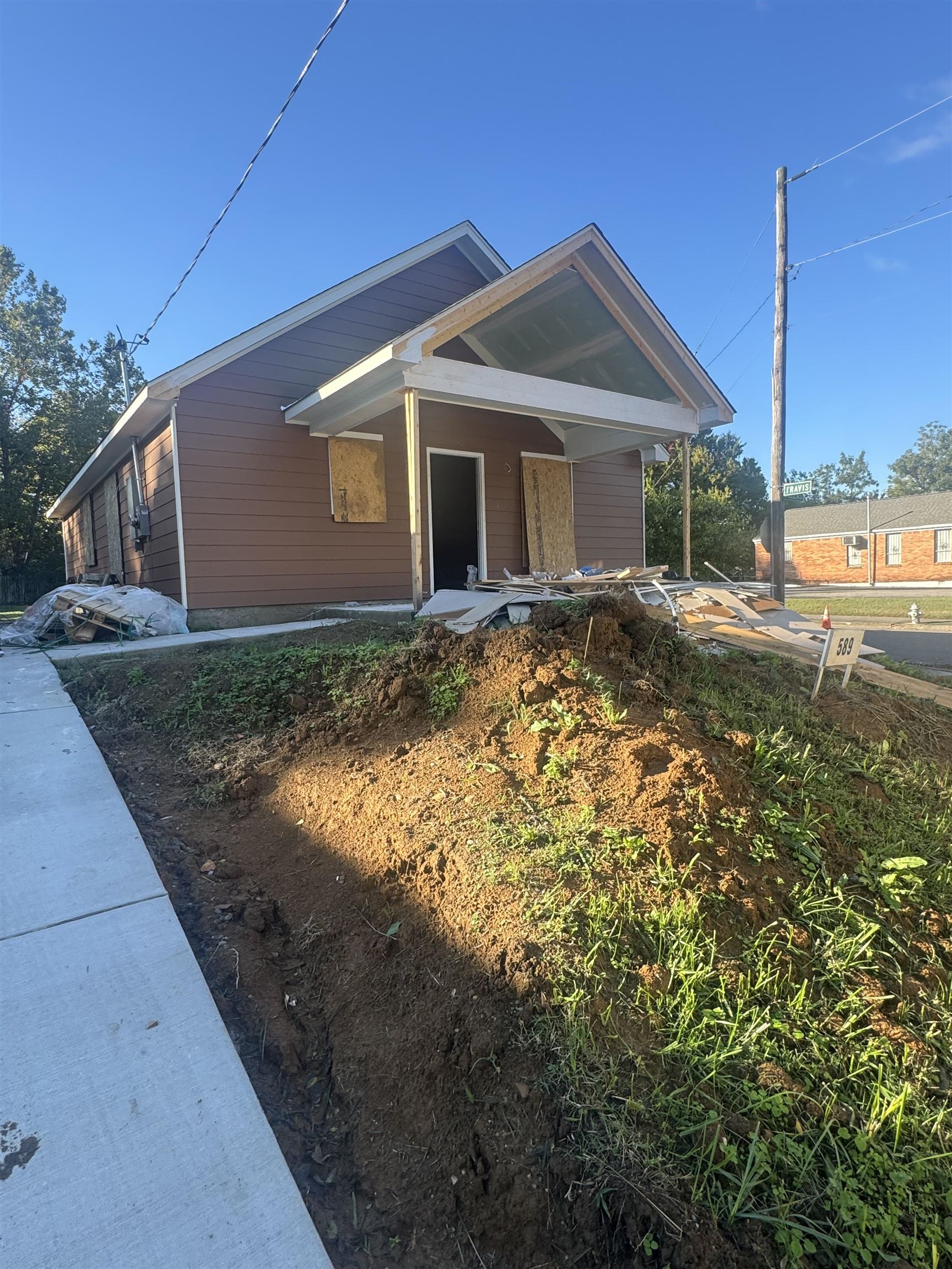 a view of a house with backyard