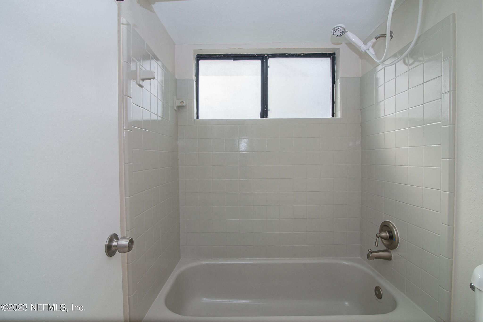 2406 Bitternut Way Jacksonville, FL 32246 - Photo 20 of 29 Bathtub in the Guest Bath